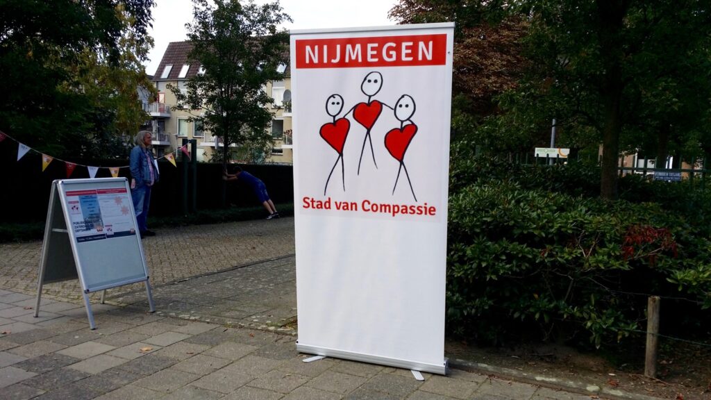 Ingang van Publieksdag 2017 met poster van Nijmegen Stad van Compassie