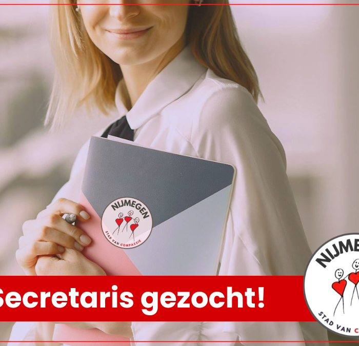 Vrijwilligersvacature voor secretaris bij Nijmegen Stad van Compassie. Op de afbeelding houdt een vrouw een map vast met het logo van Nijmegen Stad van Compassie. Onderaan staat de tekst: ‘Secretaris gezocht!’.