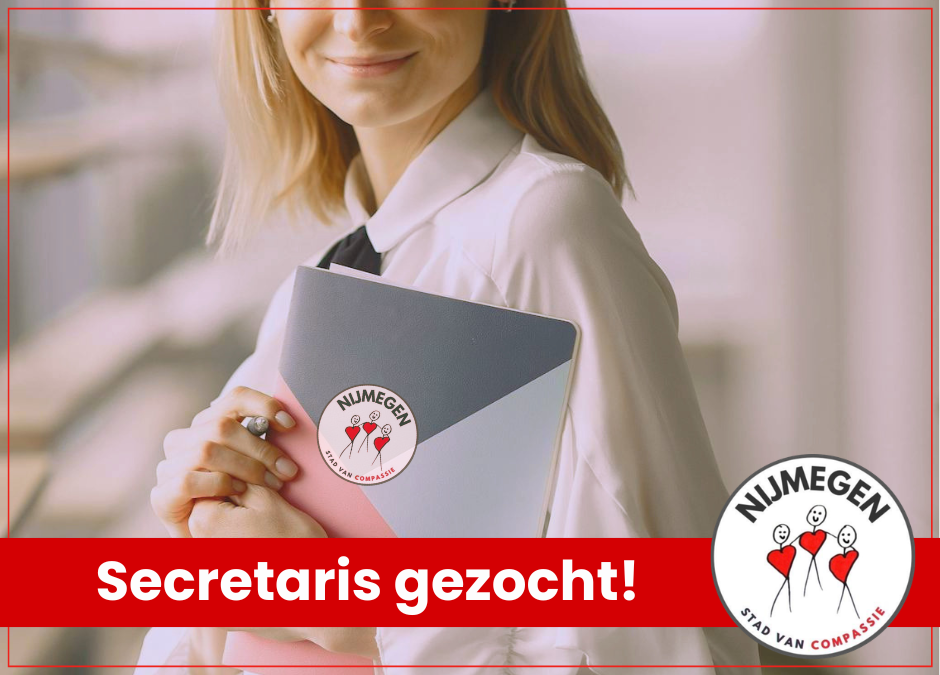 Vrijwilligersvacature voor secretaris bij Nijmegen Stad van Compassie. Op de afbeelding houdt een vrouw een map vast met het logo van Nijmegen Stad van Compassie. Onderaan staat de tekst: ‘Secretaris gezocht!’.