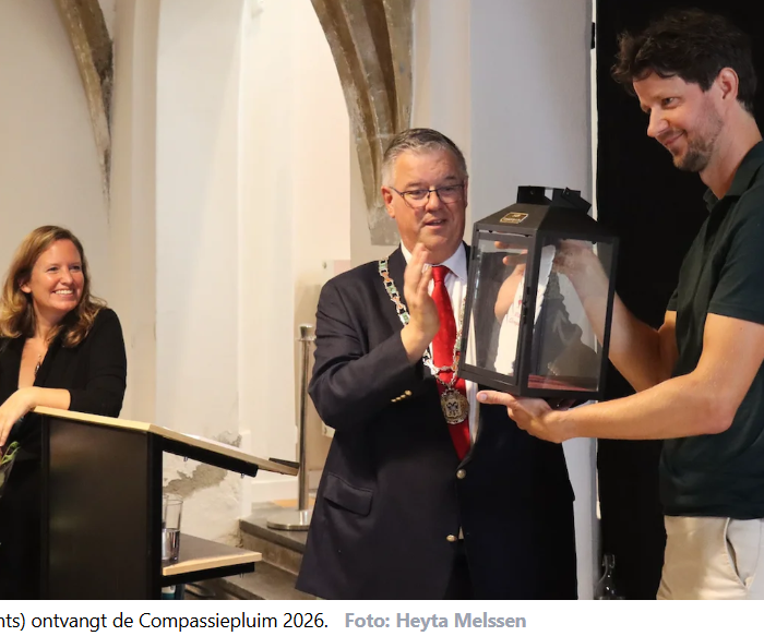 Uitreiking van de Compassiepluim 2026 door burgemeester Bruls aan Erik Verschuren, rechts op de foto