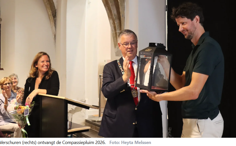Uitreiking van de Compassiepluim 2026 door burgemeester Bruls aan Erik Verschuren, rechts op de foto